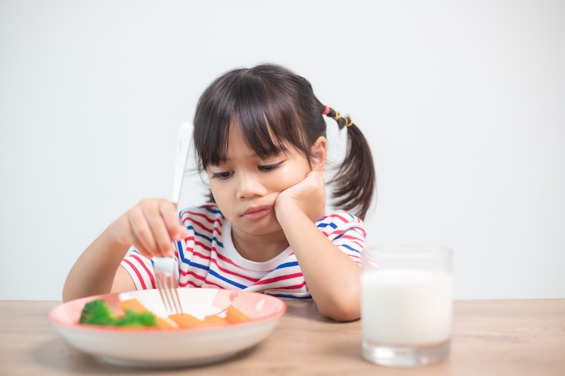 Cách hỗ trợ trẻ biếng ăn mà không gây áp lực