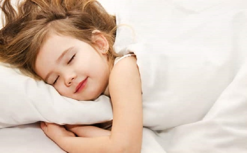 Giấc ngủ đóng vai trò quan trọng đối với sự phát triển của trẻ ngay từ giai đoạn sơ sinh. Đến độ tuổi dậy thì, việc ngủ đủ giấc còn giúp con bạn phát triển chiều cao tự nhiên, an toàn.