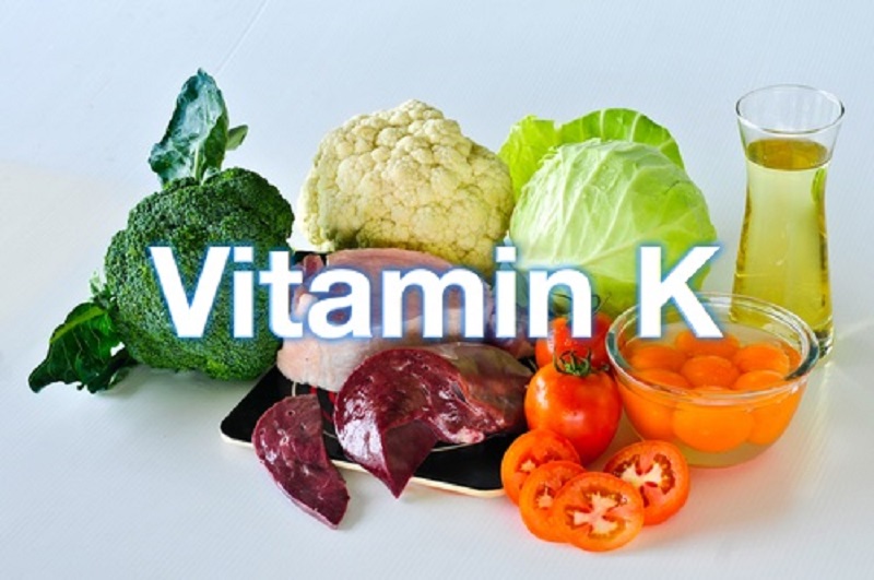 vitamin K có nhiều trong rau lá xanh đậm và một số thực phẩm khác