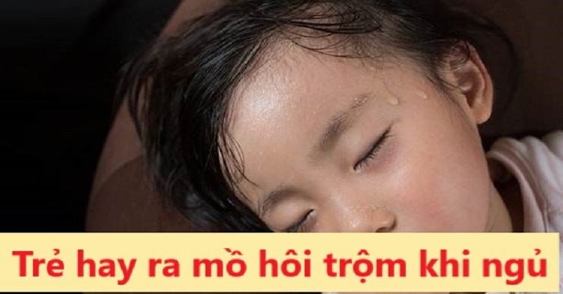 Trẻ có thể ra mồ hôi trộm ngay cả khi trời không nóng hoặc không hoạt động thể chất
