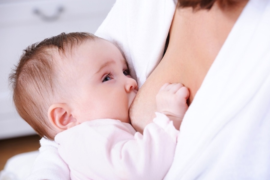 Sữa mẹ là nguồn dinh dưỡng tốt nhất cho con, đặc biệt là trẻ sinh non