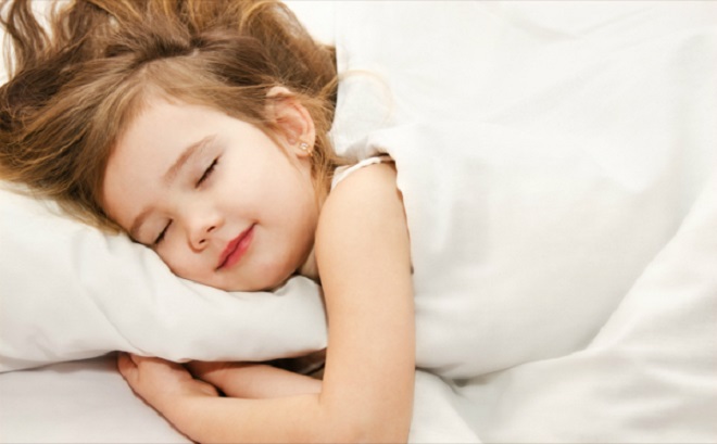 Trẻ nên ngủ đủ và ngủ sớm trước 9-10h tối