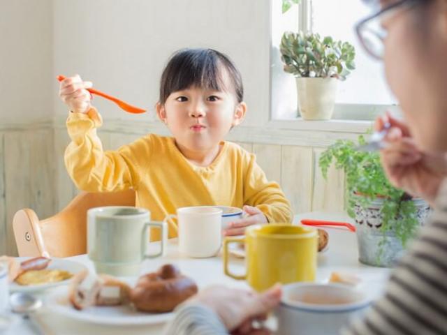 Nếu muốn con cao vượt trội, cha mẹ cần tuyệt đối tránh sai lầm này vào bữa sáng
